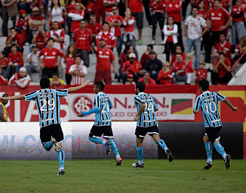 Jogadores do Grêmio comemoram diante da torcida colorada no Beira-Rio