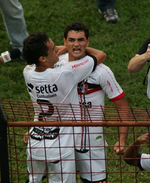 Gilberto comemora com a camisa do Santa