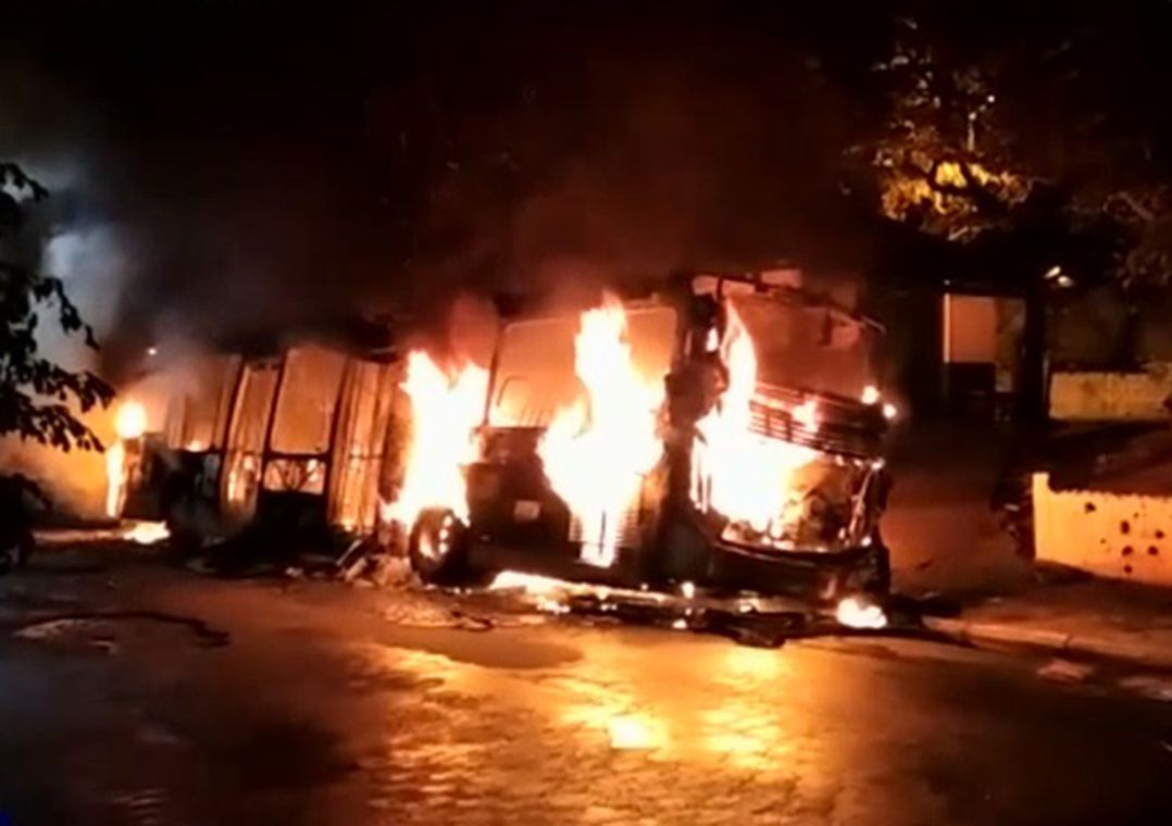 Dois ônibus são incendiados em protesto por morte de jovem 