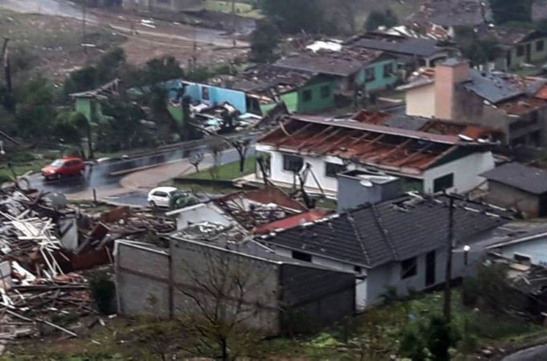 Tornado em Santa Catarina destrói casas e deixa 16 pessoas feridas