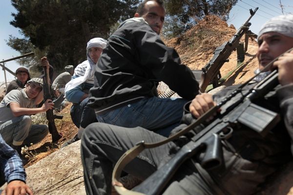 Rebeldes armados aguardam por bombardeios na Líbia