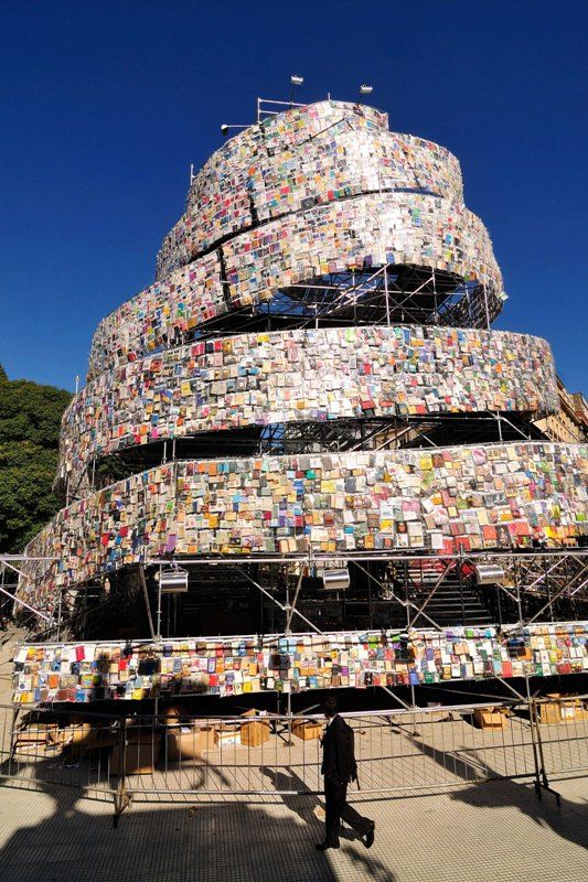 A construída com 30 mil livros de diferentes línguas 