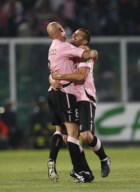 Migliaccio (à esq.) comemora gol com Nocerino