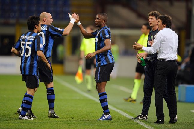 Eto´o (ao centro) é observado pelo técnico Leonardo após marcar gol da Inter
