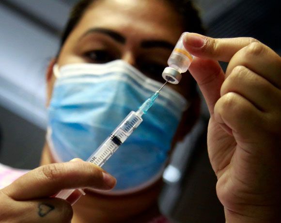 Rio fica sem vacina e depende de doses do Ministério da Saúde