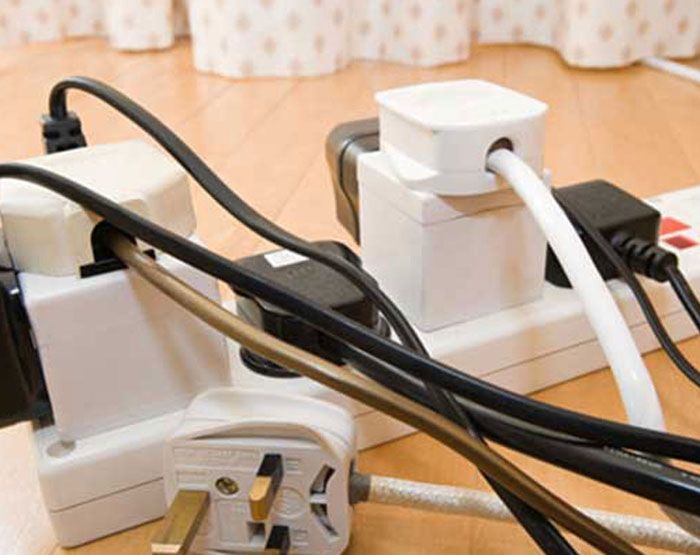 Metade dos acidentes domésticos elétricos são fatais, saiba evitar