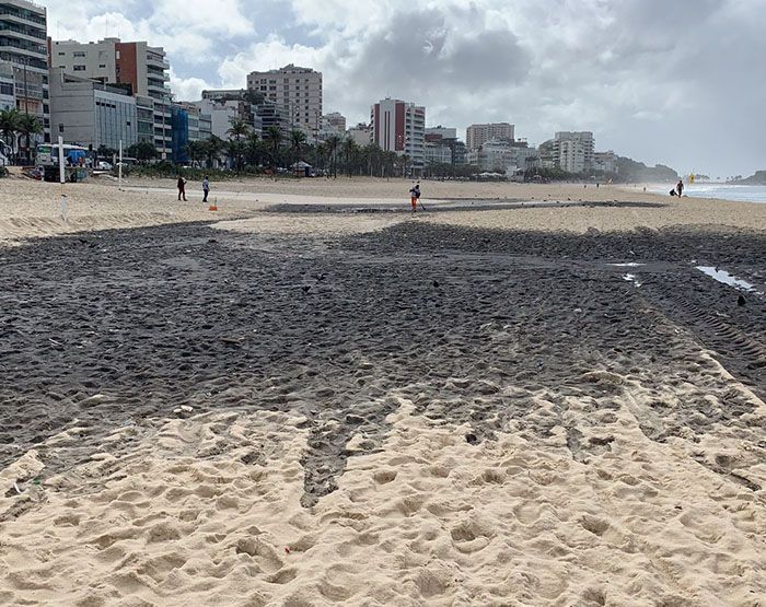 Mancha escura aparece na Praia de Ipanema