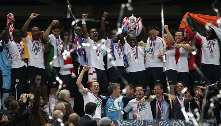 Jogadores do Lille erguem a taça da Copa da França