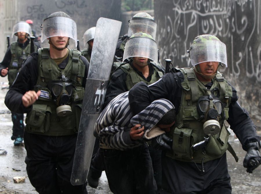 Exército israelense prende palestino após protestos