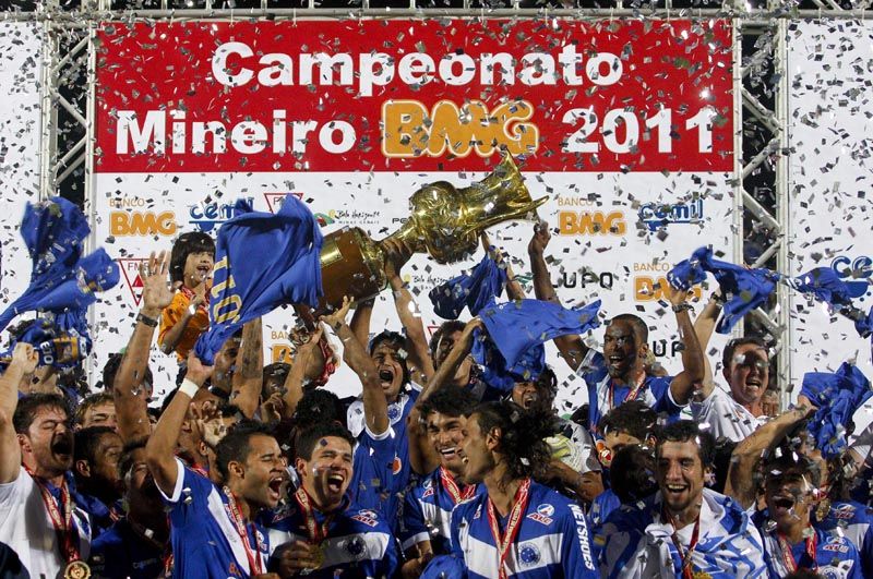 Jogadores do Cruzeiro comemoram com a taça de campeão mineiro