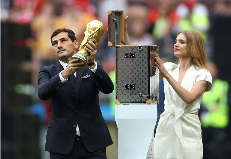 O goleiro Iker Casillas e a modelo Natalia Vodianova conduziram a taÃ§a