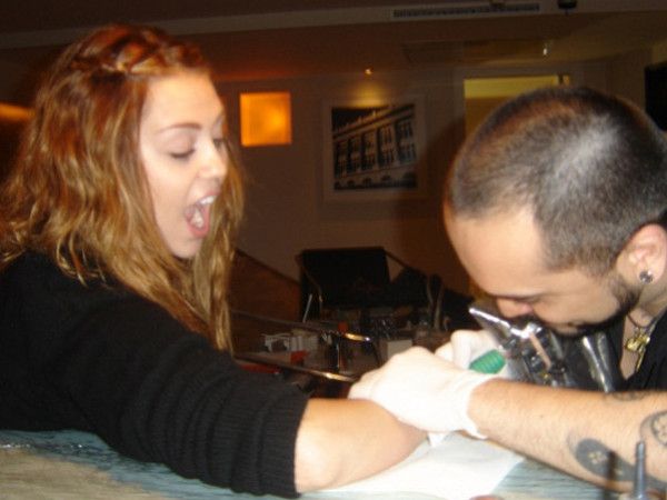Miley tatua o pulso em São Paulo