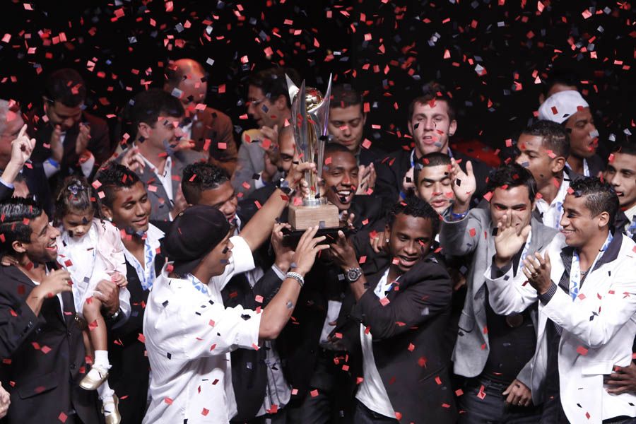 Jogadores do Flamengo comemoram com a taça de campeão