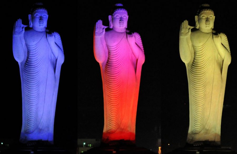 Estátua de Buda no meio do lago Hussain Sagar ganhou vários tons coloridos