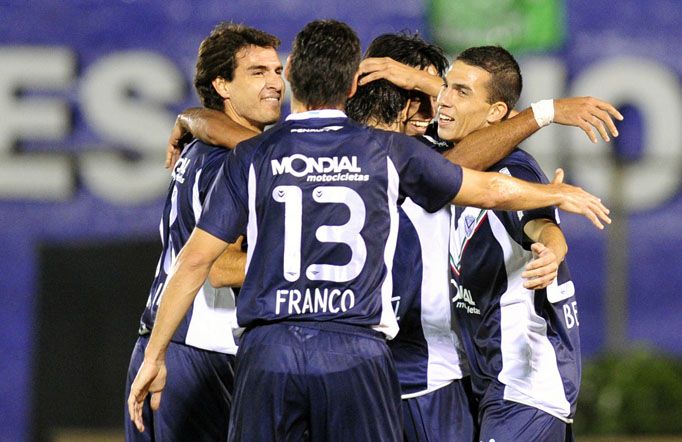 Jogadores Vélez comemoram gol na vitória sobre o Libertad fora de casa