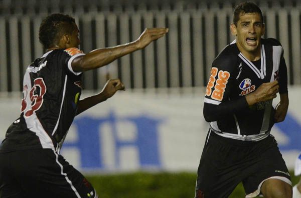 Diego Souza comemora gol em São Januário: atuações fora têm sido melhores / Foto: Alexandre Loureiro/Fotocom.net
