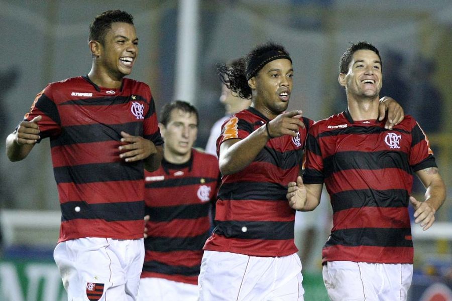 Thiago Neves (D) comemora com Ronaldinho e David (E) após marcar gol diante do Avaí