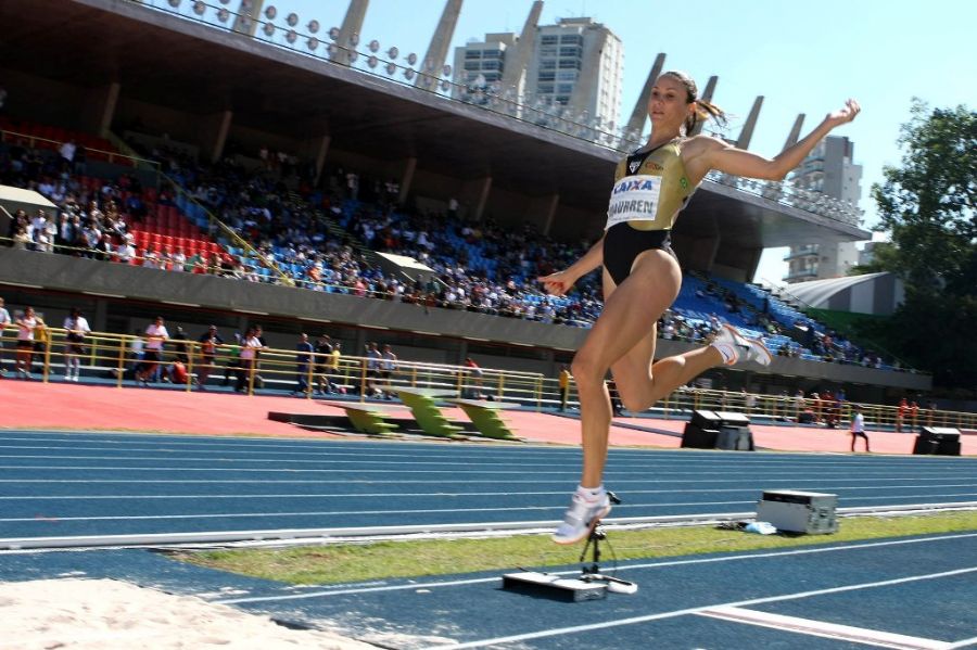 Maurren Maggi corre para fazer o melhor salto nesta temporada no Ibirapuera