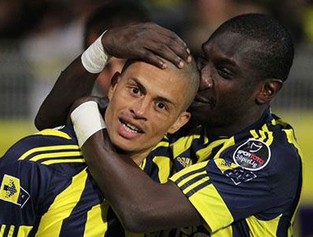 Alex comemora gols com seus copanheiros e o título pelo Fenerbahçe neste domingo