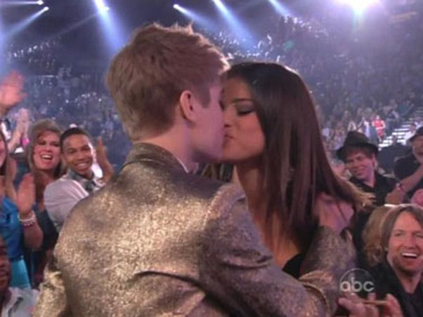 Justin Bieber beija a namorada Selena Gomez em premiação 