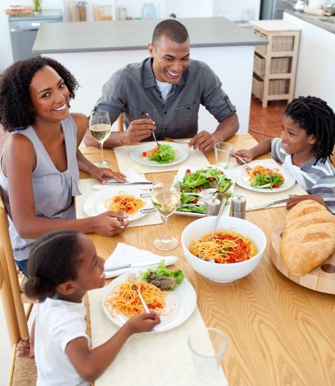 Hábito de se sentar à mesa com as crianças também fortalece laços afetivos e sociais