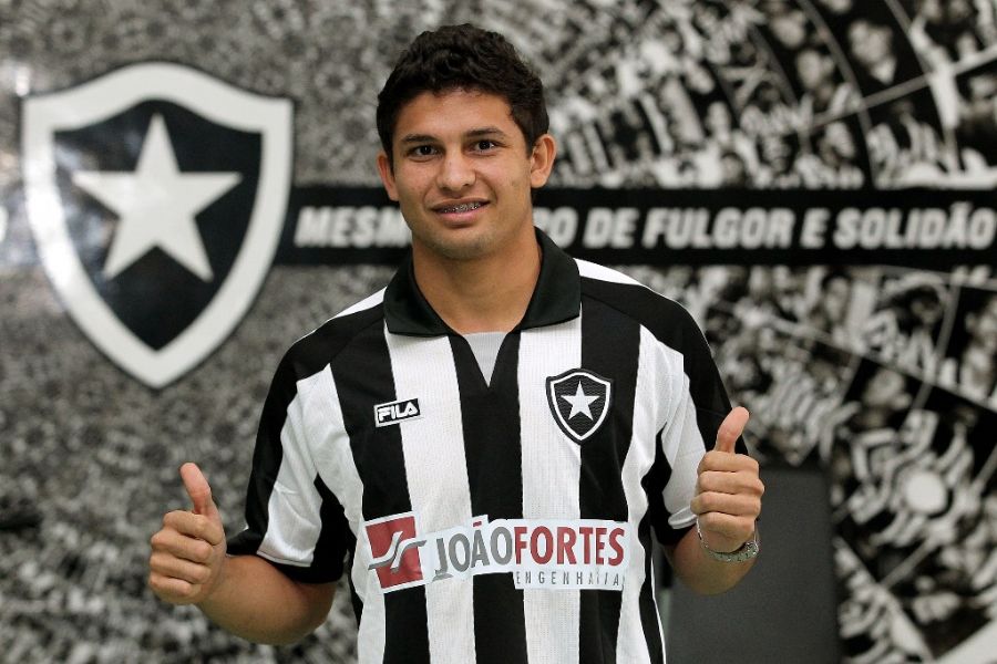 Elkeson posa como novo reforço do Botafogo para a temporada