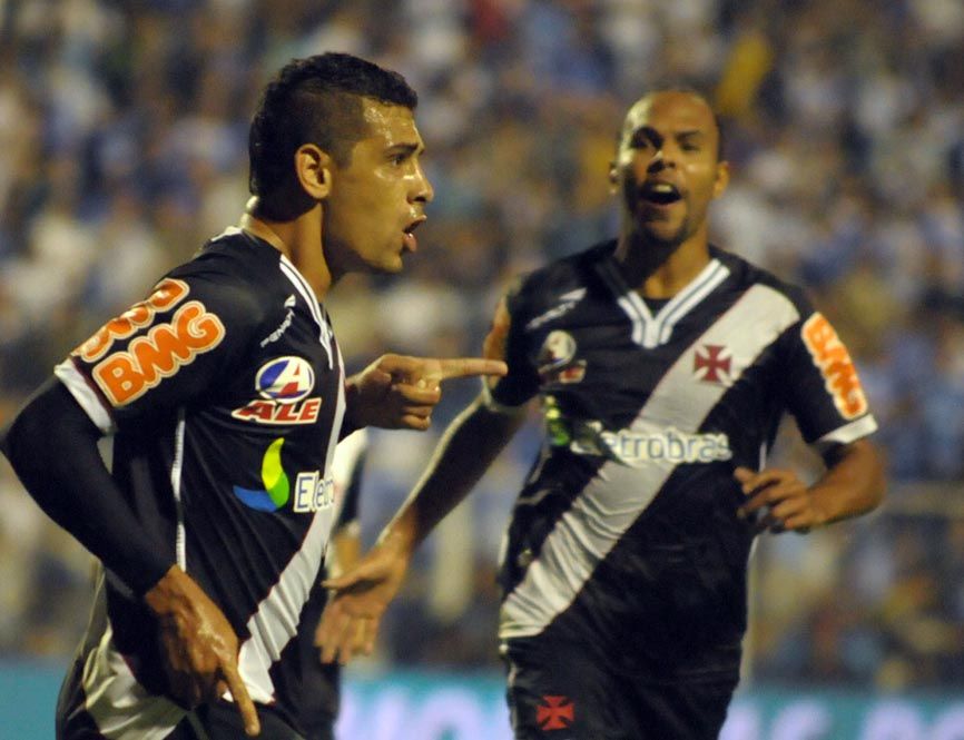 Diego Souza comemora com Alecsandro: dupla funcionou e colocou o Vasco na final