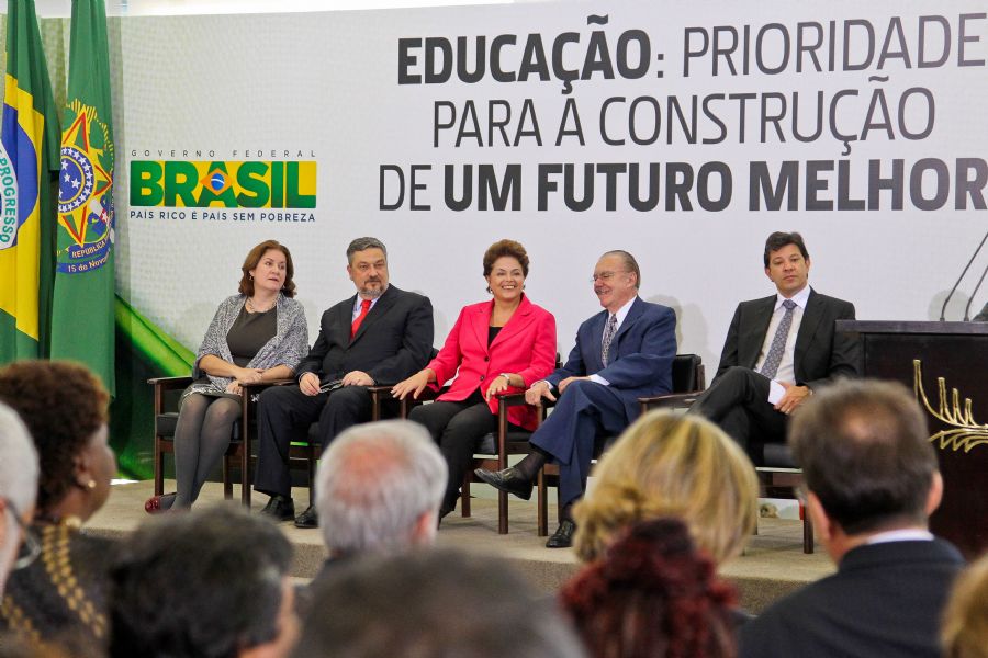 País | Dilma sai em defesa de Palocci e diz que caso está sendo politizado