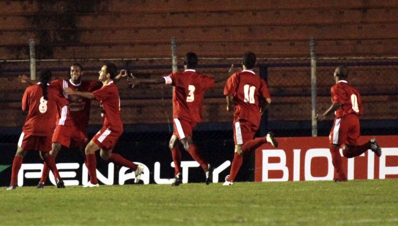 Jogadores do Ituiutaba comemoram gol na vitória sobre o São Caetano