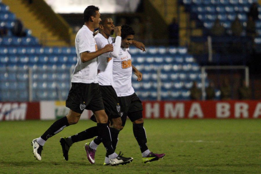 Leonardo Santos, do Atletico-MG, marcou duas vezes na vitória por 3 a 1 contra o Avaí