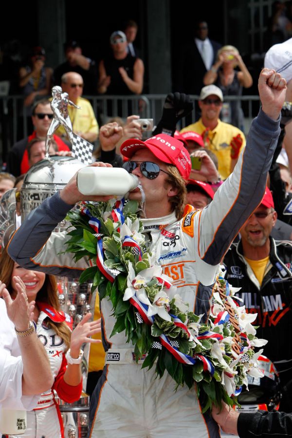 Dan Wheldon bebendo o tradicional leite dos vencedores das 500 Milhas