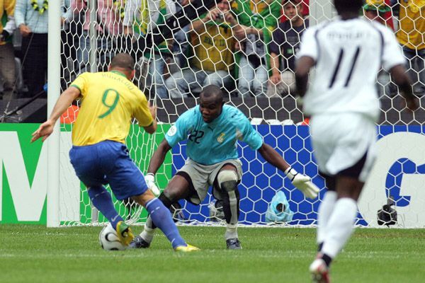 Ronaldo passa pelo goleiro de Gana para marcar seu 15º gol em Copas do Mundo