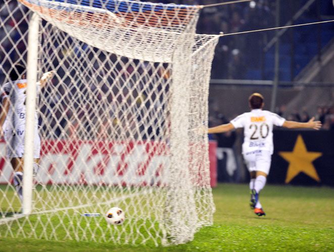 Zé Love comemora o fim do jejum de gols; foram 13 jogos seguidos sem marcar