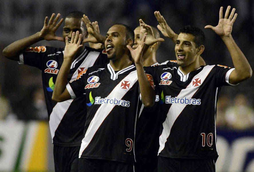 Alecsandro comemora o gol do Vasco com homenagem ao pai, Lela