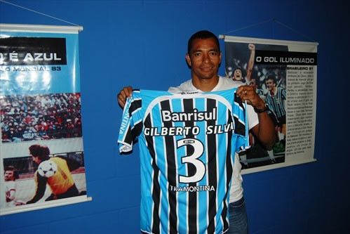 Gilberto Silva com a camisa do Grêmio: número 3 em homenagem ao pai