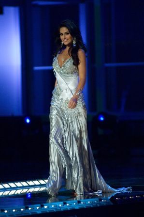 Natália Guimarães foi eleita a segunda mulher mais bela do Universo com vestido de Alexandre Dutra