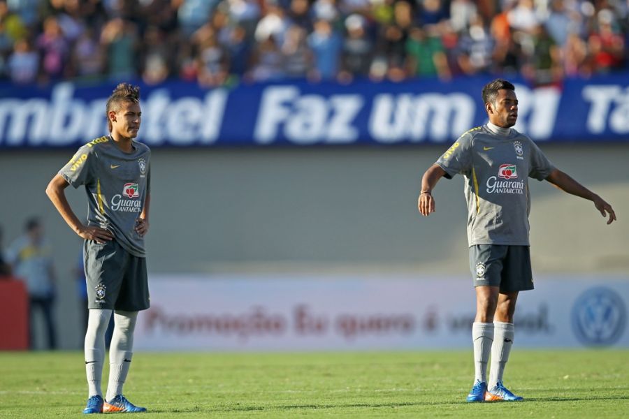 Neymar treinou de titular junto com Robinho no Serra Dourada com um grande público