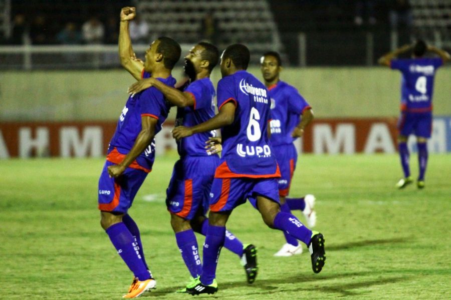 Artur (à esq) comemora gol com os companheiros de São Caetano nesta sexta-feira