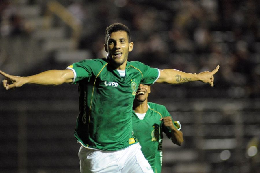Fernandão comemora único gol na vitória do Guarani em Salvador