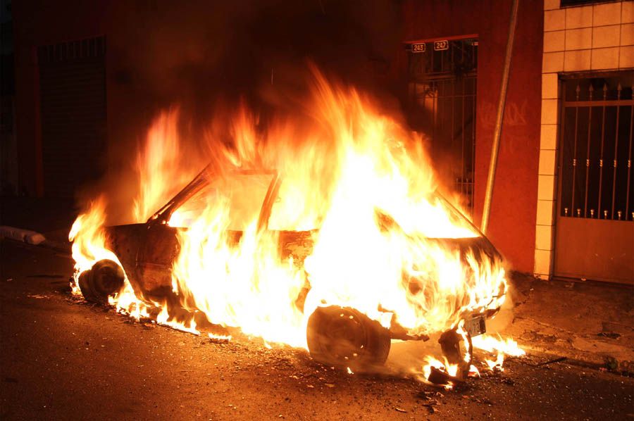 Incêndio de carro ocorreu no bairro da Água Rasa, em São Paulo