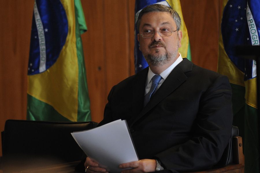 Palocci diz que se desvinculou da empresa antes de tomar posse como ministro