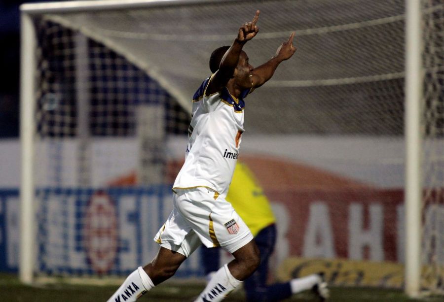 Reinaldo comemora único gol na vitória do Americana sobre o Paraná neste sábado