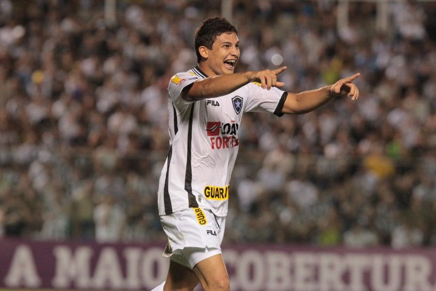 Elkeson comemora gol do Botafogo no empate contra o Ceará fora de casa neste sábado