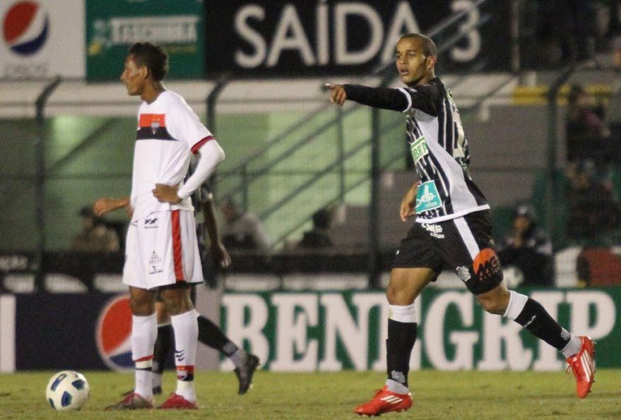 Héber comemora gol do Figueira em Floripa