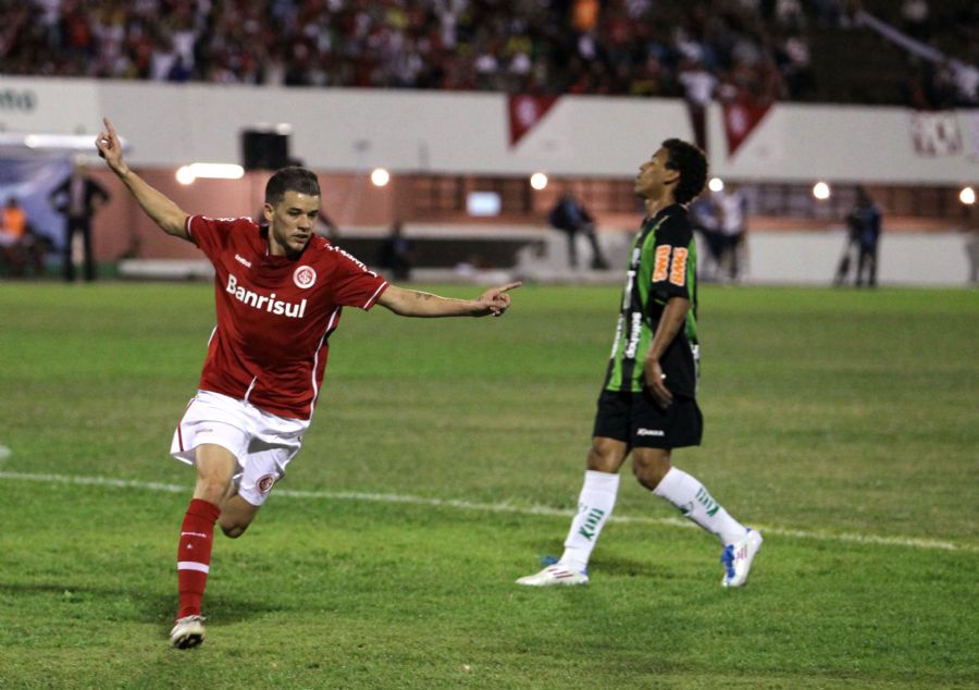 D`Alessandro comemora gol contra o América-MG: primeiro triunfo veio longe de casa