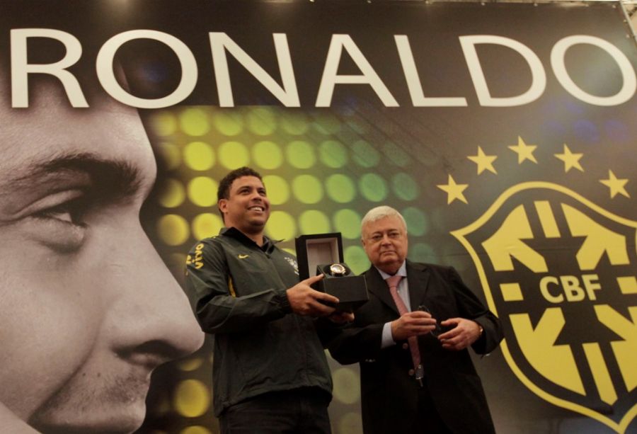 Ronaldo ganhou um relógio personalizado do presidente da CBF Ricardo Teixeira nesta  segunda-feira