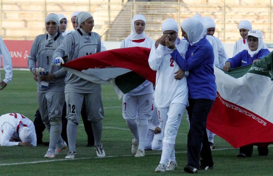 Jogadoras iranianas chorando após serem impedidas de jogar por causa do uso do hijab
