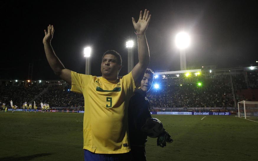 Ronaldo acena para a torcida no Pacaembu acompanhado pelo filho Ronald