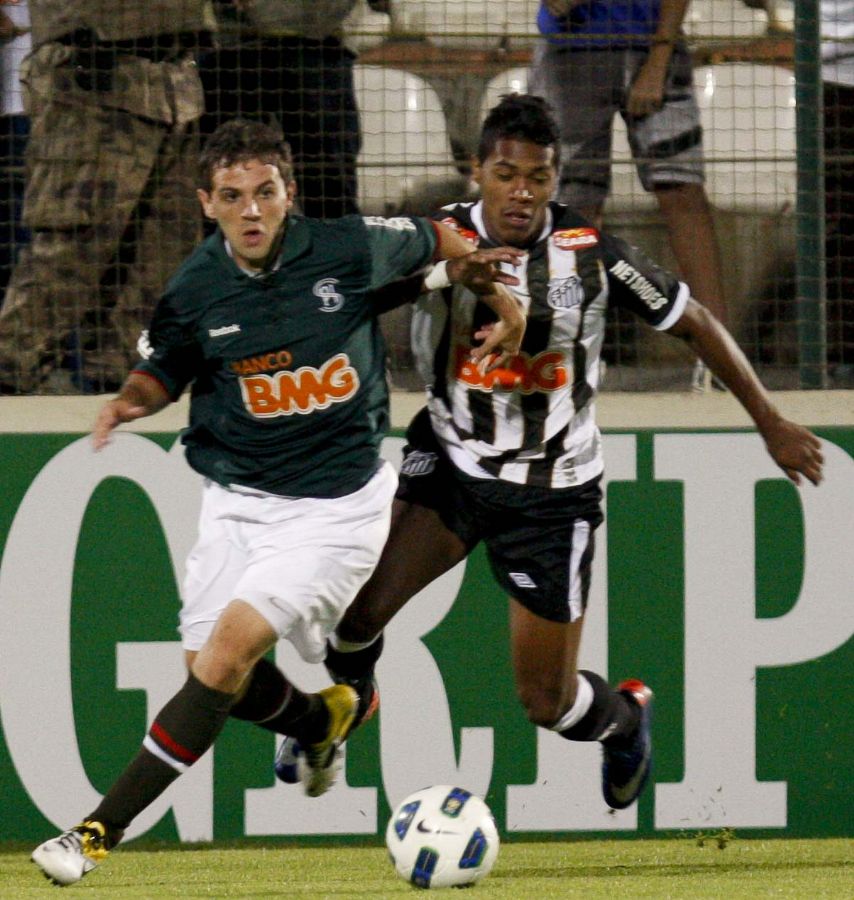 Montillo, do Cruzeiro, disputa bola com Alex Sandro