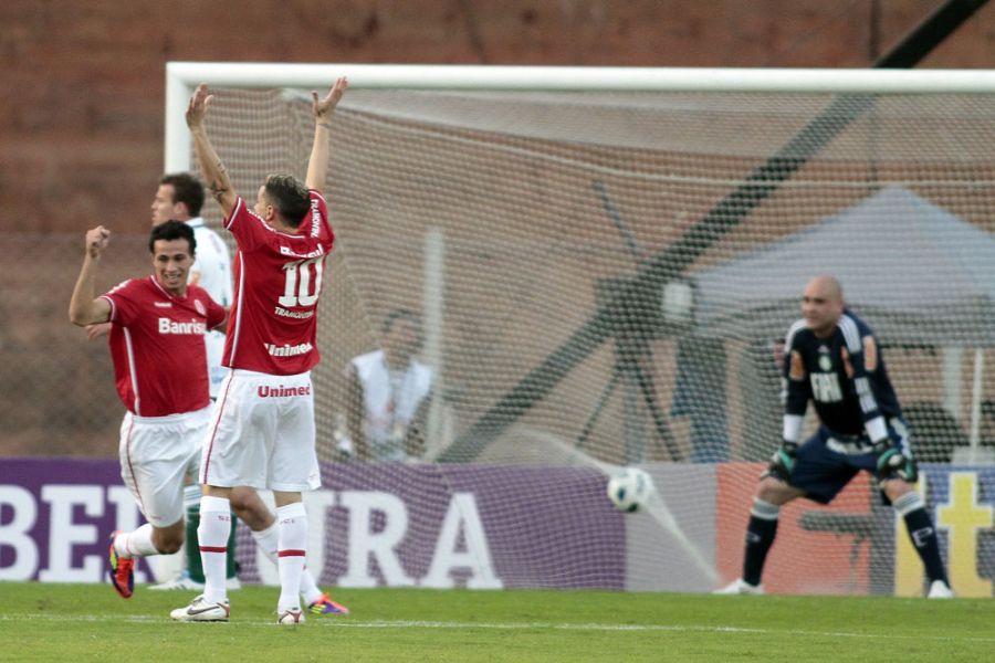 Leandro Damião e D'Alessandro comemoram o gol contra de Márcio Araújo. O camisa 9 do Inter ainda fez o gol de empate no Beira-Rio